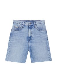 Shorts de denim azul claro con corte recto, cinco bolsillos, cierre clásico de botón y cremallera, y logo de Calvin Klein en el bolsillo frontal.