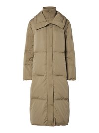 Lungo cappotto imbottito in un leggero color beige, con colletto alto, bottoni frontali e motivo a quadri orizzontali su tutta la superficie.
