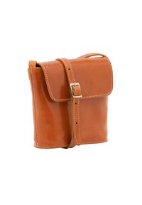 Borsa a tracolla in pelle marrone con finitura lucida, chiusura a pattina, tracolla regolabile e dettagli di cucitura a contrasto.