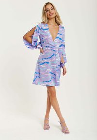 Liquorish ABSTRACT PRINT MINI IN WITH SLIT SLEEVES - Day dress - purple