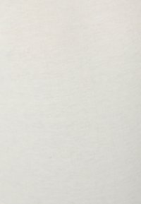 Texture di tessuto bianco, leggermente strutturata con un fine motivo intrecciato. Aspetto morbido, leggero e liscio al tatto.