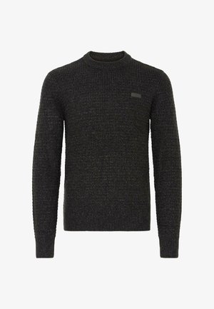 Tmavošedý pletený svetr s kulatým výstřihem, dlouhými rukávy a texturovaným vzorem. Na hrudi se nachází malá obdélníková nálepka.