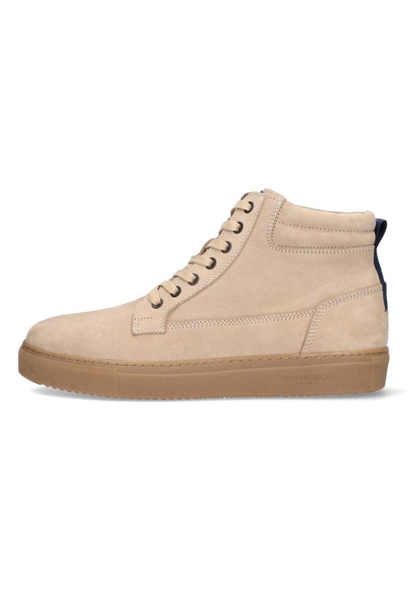 Beige hoge sneaker van suede met een gestructureerd oppervlak, ronde teen en rubberen zool. Heeft een contrasterende marineblauwe accenten op de hiel.