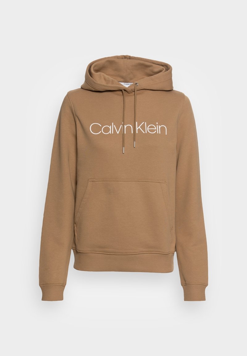 Sudadera marrón con capucha, que cuenta con un bolsillo tipo canguro en la parte frontal y un logo blanco de "Calvin Klein". Confeccionada con un tejido suave y texturizado.