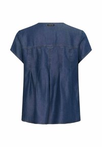 Blouse en denim bleu foncé à manches courtes avec des détails plissés au dos et une petite étiquette de marque noire au niveau de l'encolure.