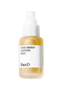 Bottiglia spray in vetro trasparente contenente un liquido giallo chiaro. Spruzzatore in plastica bianca e etichetta con testo nero che dice "PURE ENERGY CAFFEINE MIST FaceD."