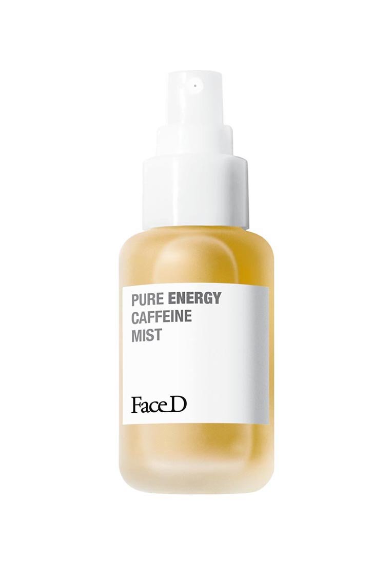 Bottiglia spray in vetro trasparente contenente un liquido giallo chiaro. Spruzzatore in plastica bianca e etichetta con testo nero che dice "PURE ENERGY CAFFEINE MIST FaceD."