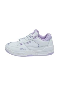Sneaker bianco con dettagli in lavanda. Presenta una parte superiore in pelle liscia, punta perforata per traspirabilità e chiusura con lacci. Suola in gomma.