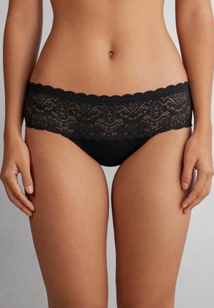 Schwarze Hipster-Unterwäsche mit Spitzenbesatz, gekerbtem Rand, weichem Stoff und floralen Mustern am Bund für zusätzliche Details.