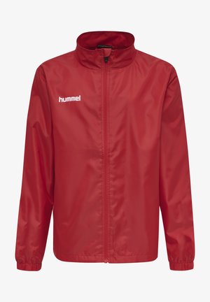 Giacca leggera rossa con collo alto, zip frontale e polsini elasticizzati. Presenta un logo bianco sulla parte sinistra del petto. Tessuto liscio e lucido.