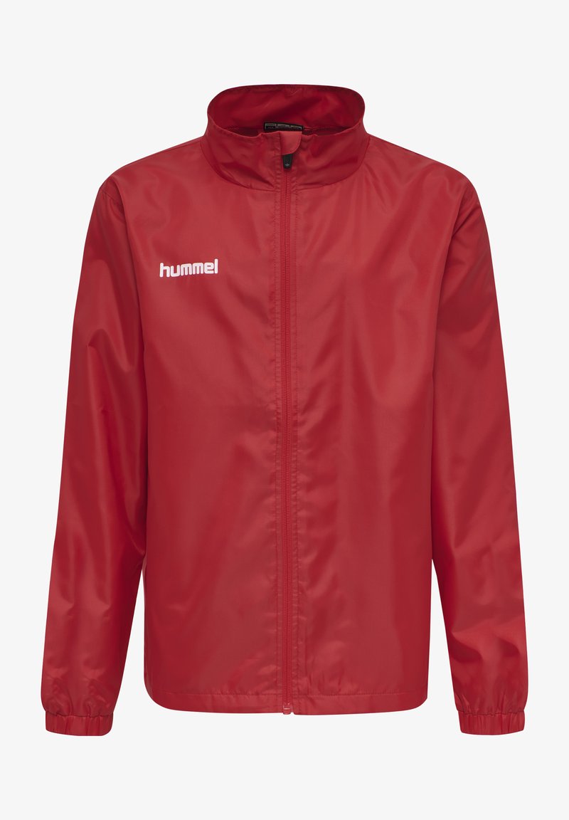 Rode lichtgewicht jas met een hoge kraag, ritssluiting aan de voorkant en elastische manchetten. Beschikt over een wit logo op de linkerborst. Gladde, glanzende stof.