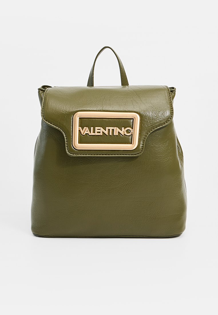 Olivgrüner Leder-Rucksack mit strukturiertem Design, glatter Textur, Obergriff und einem auffälligen Logo-Plakette aus goldfarbenem Metall auf der Vorderseite.