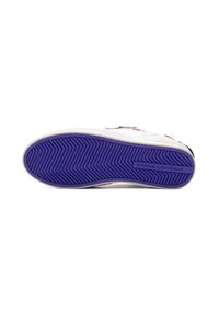 Sneaker bianca con suola in gomma viola con motivo a spina di pesce. Marcata "CRIME LONDON" sul lato, presenta un design minimalista.