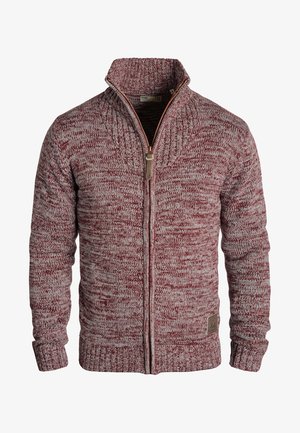 Crveno-bež pleteni zip-pulover s visokim ovratnikom, rebrastim manžetama i teksturiranim uzorkom. Ima malu oznaku na lijevoj strani.