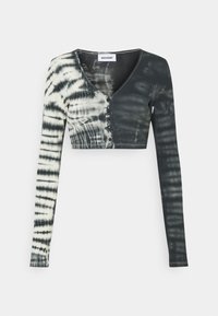 Schwarz-weiß gebatiktes, langärmeliges Crop-Top mit V-Ausschnitt, das eine Knopfleiste und eine gerippte Textur aufweist.