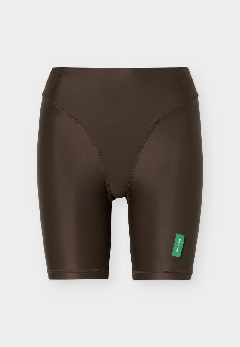 Shorts de cycliste marron foncé taille haute avec coutures plates et petite étiquette verte de marque sur la jambe inférieure droite.