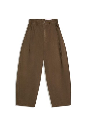 Brune højhændede bukser med vide ben, knaplukning, bæltestropper og sidelommer, fladt lagt på en hvid baggrund.