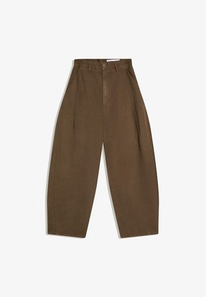 Barna, magas derekú, bőszárú nadrág gombos záródással, övbújtatókkal és oldalzsebekkel, fehér háttéren kifektetve.