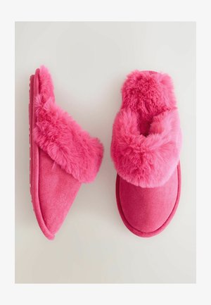 Roze slippers met een nep-bont bovenkant en een platte, getextureerde zool. Het ontwerp heeft een dikke, fluffy band over de voetwreef.