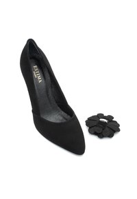 Czarny zamszowy szpilka na wysokim obcasie z zaostrzonym noskiem i miękką wkładką, ozdobiona zdejmowaną czarną kwiatową dekoracją.