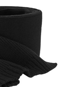 Zwarte gebreide sjaal met een ribbeltextuur en een opgerolde rand, die zachtheid en warmte benadrukt. Het materiaal lijkt dik en knus.