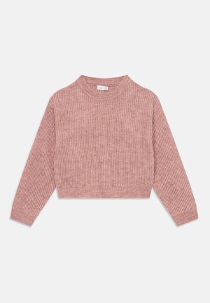 Mykete strikket cropped genser i støvete rosa med ribbestruktur, lange ermer og rund hals, liggende flatt på hvit bakgrunn.
