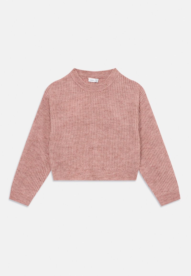 Mykete strikket cropped genser i støvete rosa med ribbestruktur, lange ermer og rund hals, liggende flatt på hvit bakgrunn.