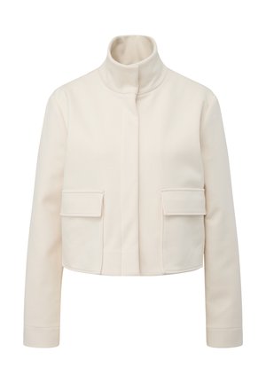 Veste courte en tissu beige clair, avec un col montant et deux poches avant plaquées. Texture lisse avec des détails de couture minimaux.