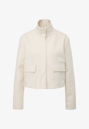 Giacca accorciata in tessuto beige chiaro, con colletto alto e due tasche applicate davanti. Texture liscia con dettagli di cucitura minimi.