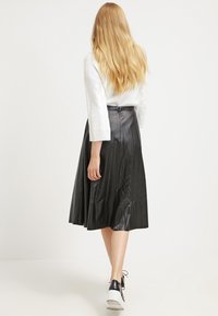 Banana Republic Plisovaná sukně - black