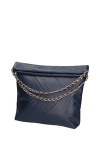 Borsa a pochette in pelle blu navy trapuntata con parte superiore arrotolata, rifinita con una tracolla in catena d'oro e motivo a diamante sulla superficie.