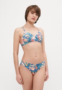 Ensemble de bikini floral avec un fond bleu et des fleurs roses et oranges. Le haut a des bretelles fines et une forme triangulaire ; le bas est de coupe classique.