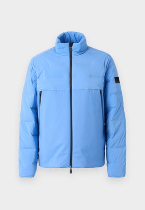 Hellblaues Pufferjackett mit hohem Kragen, durchgehendem Reißverschluss und seitlichen Taschen. Besitzt einen kontrastierenden schwarzen Reißverschluss und ein Logo auf dem Ärmel.