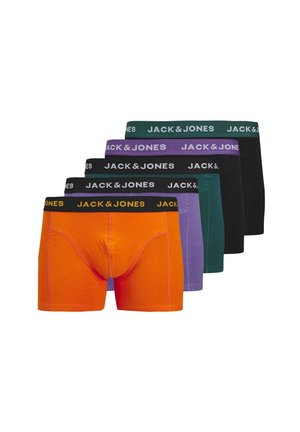 Fünf Paar Männer-Boxershorts: orange, lila, türkis, schwarz. Jede hat einen kontrastierenden Bund mit dem weißen "JACK & JONES"-Logo. Glattes Baumwollmaterial.