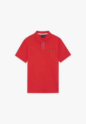 Punane lühikeste varrukatega polomees särk, millel on laotatud krae, valge ääris nööpide kohal ja väike kollane linnu logo rinnal.