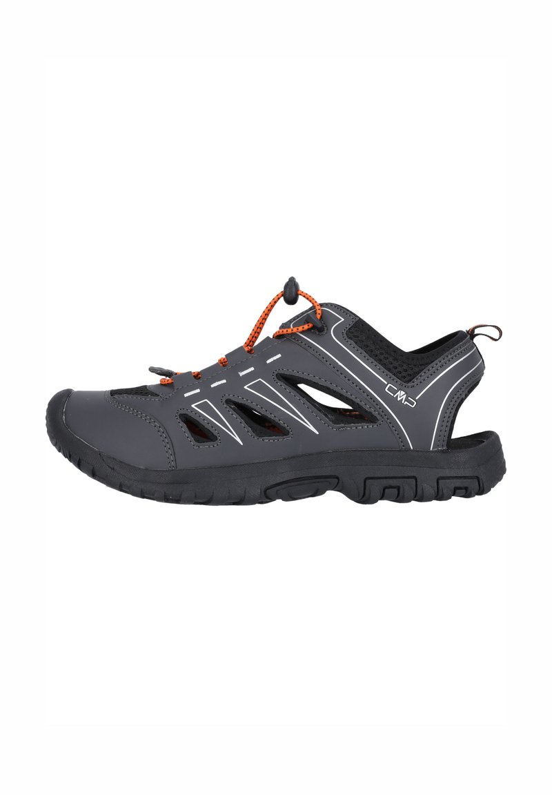 Szare buty outdoorowe z oddychającej siateczki, elastycznym systemem sznurowania, gumową podeszwą i pomarańczowymi akcentami. Posiadają boczne wycięcia dla lepszej wentylacji.