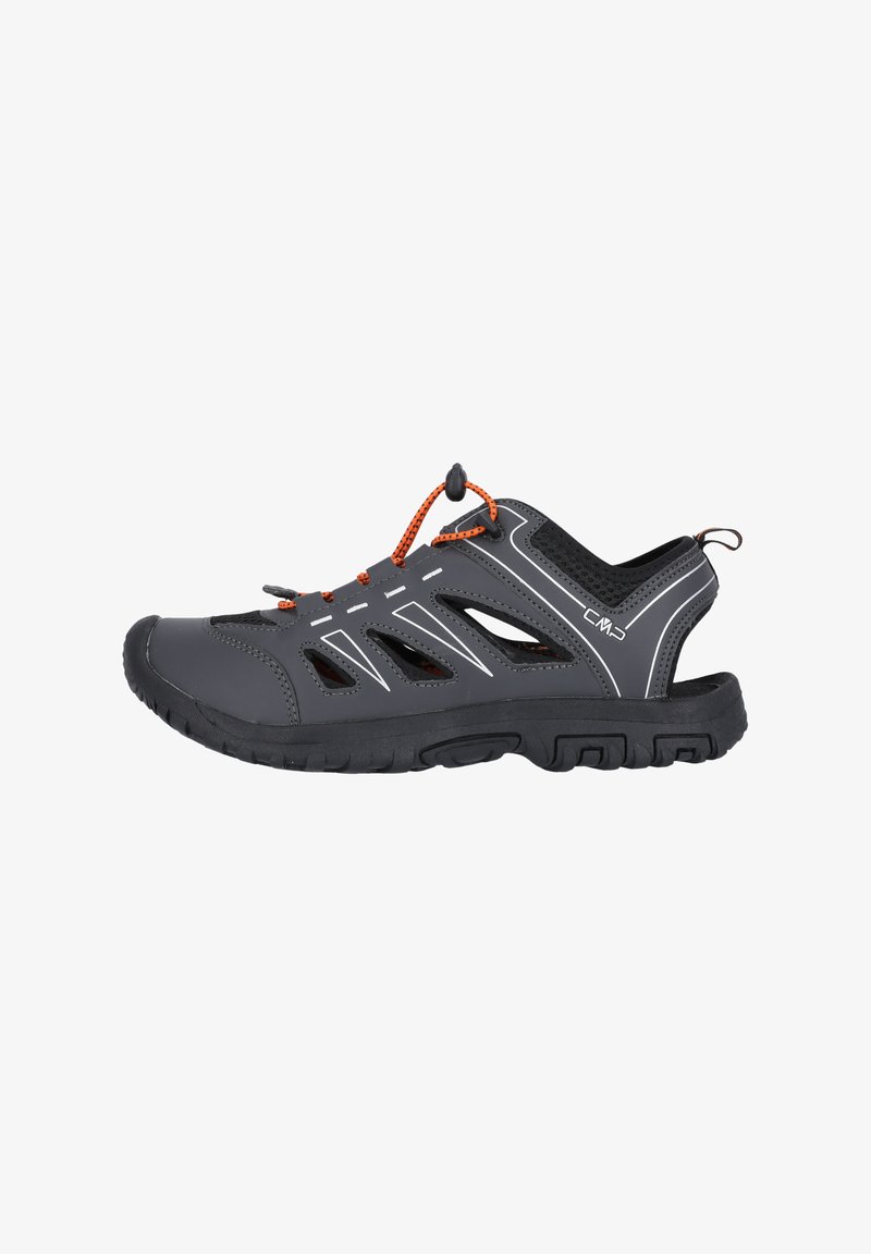 Szare buty outdoorowe z oddychającej siateczki, elastycznym systemem sznurowania, gumową podeszwą i pomarańczowymi akcentami. Posiadają boczne wycięcia dla lepszej wentylacji.