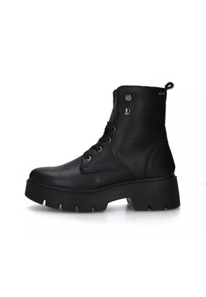 Stivaletti neri in pelle con una suola platform spessa, occhielli metallici e un pannello in tessuto testurizzato di lato. Presentano un'asola per la presa.