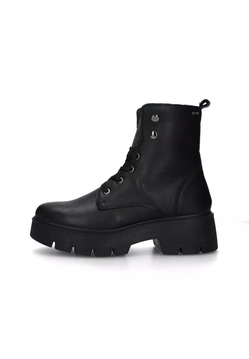 Stivaletti neri in pelle con una suola platform spessa, occhielli metallici e un pannello in tessuto testurizzato di lato. Presentano un'asola per la presa.