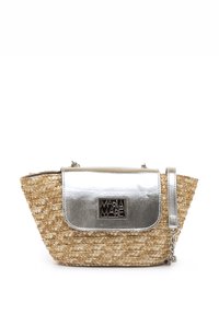 Borsa a mano in paglia intrecciata con patta metallica argentata, tracolla a catena e dettaglio logo brandizzato. Presenta una forma affusolata con superficie testurizzata.