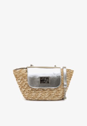 Sac à main en paille tissée avec rabat métallique argenté, bandoulière chaîne et détail logo de la marque. Présente une forme effilée avec une surface texturée.