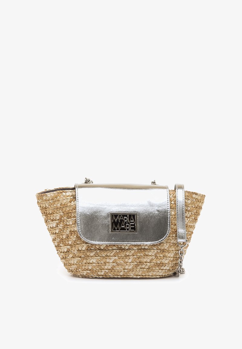 Borsa a mano in paglia intrecciata con patta metallica argentata, tracolla a catena e dettaglio logo brandizzato. Presenta una forma affusolata con superficie testurizzata.