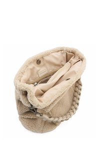 Borsa a secchiello in finta pelliccia beige con manico intrecciato, dotata di una morbida foderatura interna e una tasca con zip. Parte superiore aperta con chiusura a scatto.