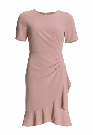 Lichtroze jurk gemaakt van zachte stof. Heeft korte mouwen, een ronde halslijn, geplooide details en een gerimpelde zoom. Ritssluiting aan de achterkant.