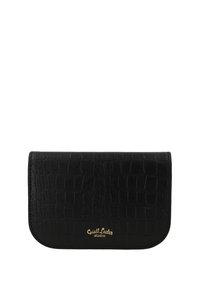 Portafoglio in pelle nera con motivo a coccodrillo e design arrotondato con patta. Presenta dettagli del logo dorati nella parte inferiore. Texture liscia.