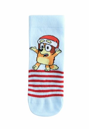 Vaaleansininen sukka, jossa on punaisia ja valkoisia vaakaraitoja. Siinä on sarjakuvakoira, joka pitää punaista joulupukin hattua, ja sen kädet ovat ojennettuina.
