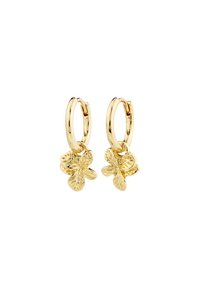 Boucles d'oreilles en or en forme de cercle avec des charms en forme de papillon présentant des détails gravés sur les ailes et une texture lisse et polie sur les cercles.