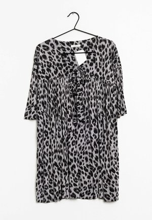 Sukienka w czarno-szare wzory w panterkę, z krótkimi rękawami, dekoltem w serek z wiązaniem, luźnym krojem oraz miękkim, lekkim materiałem.