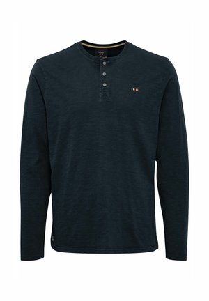 Donkerblauw overhemd met lange mouwen, gemaakt van zachte stof. Het heeft een ronde halslijn, een placket met drie knopen en een klein logo op de borst.