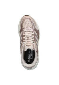Lichtroze sportschoen met mesh en synthetische overlays. Voorzien van veters, gestructureerde accenten en een gevoerde rand. Binnenlabel met de tekst "CLOUDFOAM COMFORT."